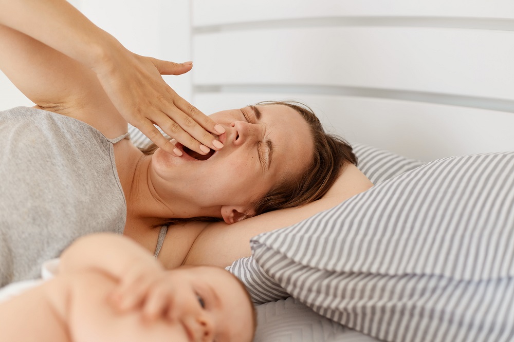 子育て　睡眠不足　あくびをする女性