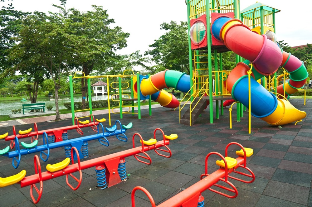 複合遊具　公園　子ども　運動