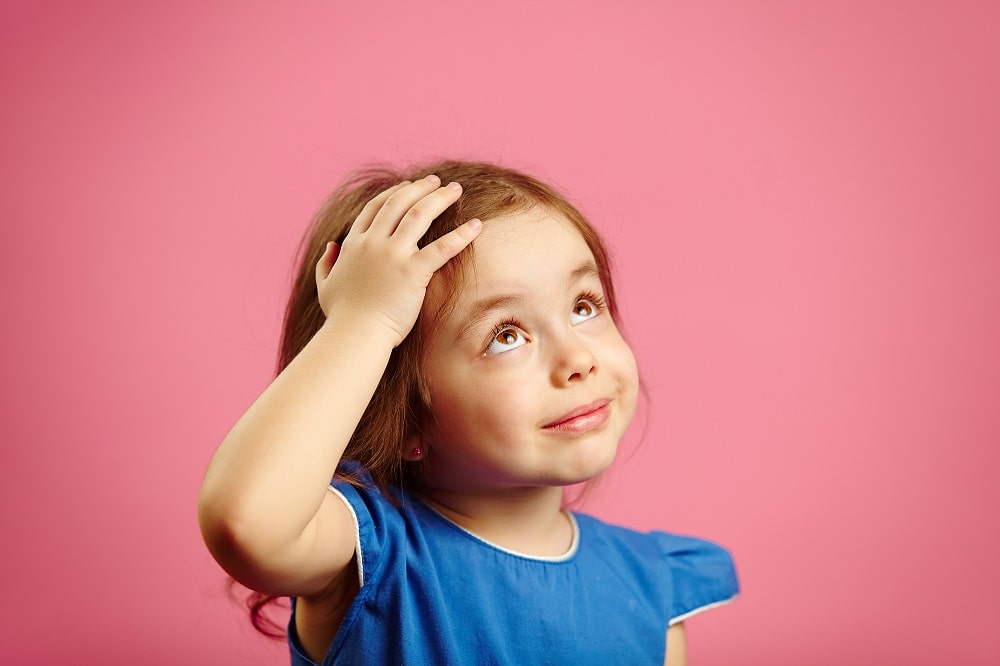 脳を鍛える遊び　子どもが頭を自分の頭を触っているところ