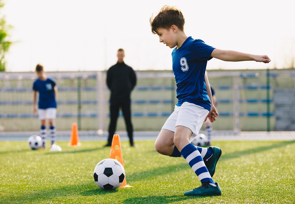 サッカーをして空間認識能力を養う男の子