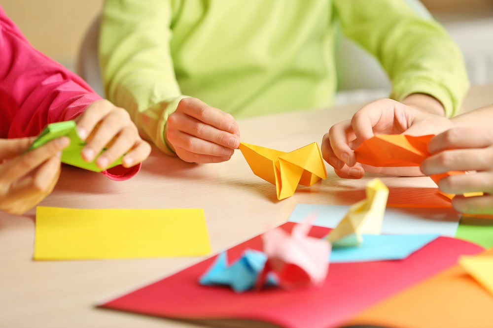 空間認識能力を育む　折り紙で遊ぶ子ども達